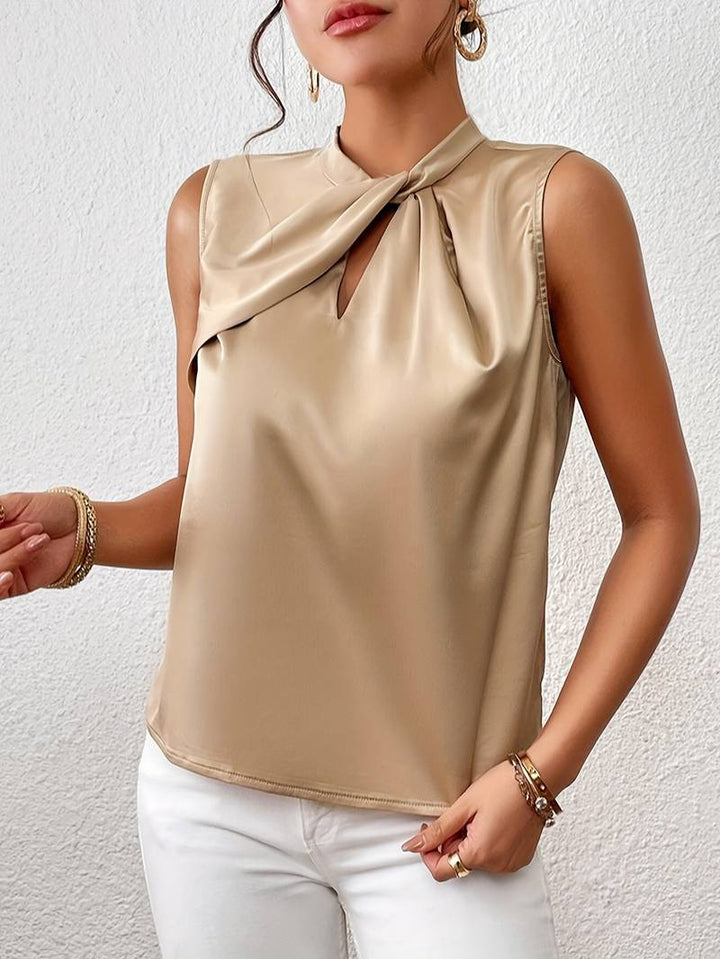 Vrouwelijke elegante dames top met unieke gedraaide hals. Mouwloze bovenkleding voor een stijlvolle, modieuze uitstraling.