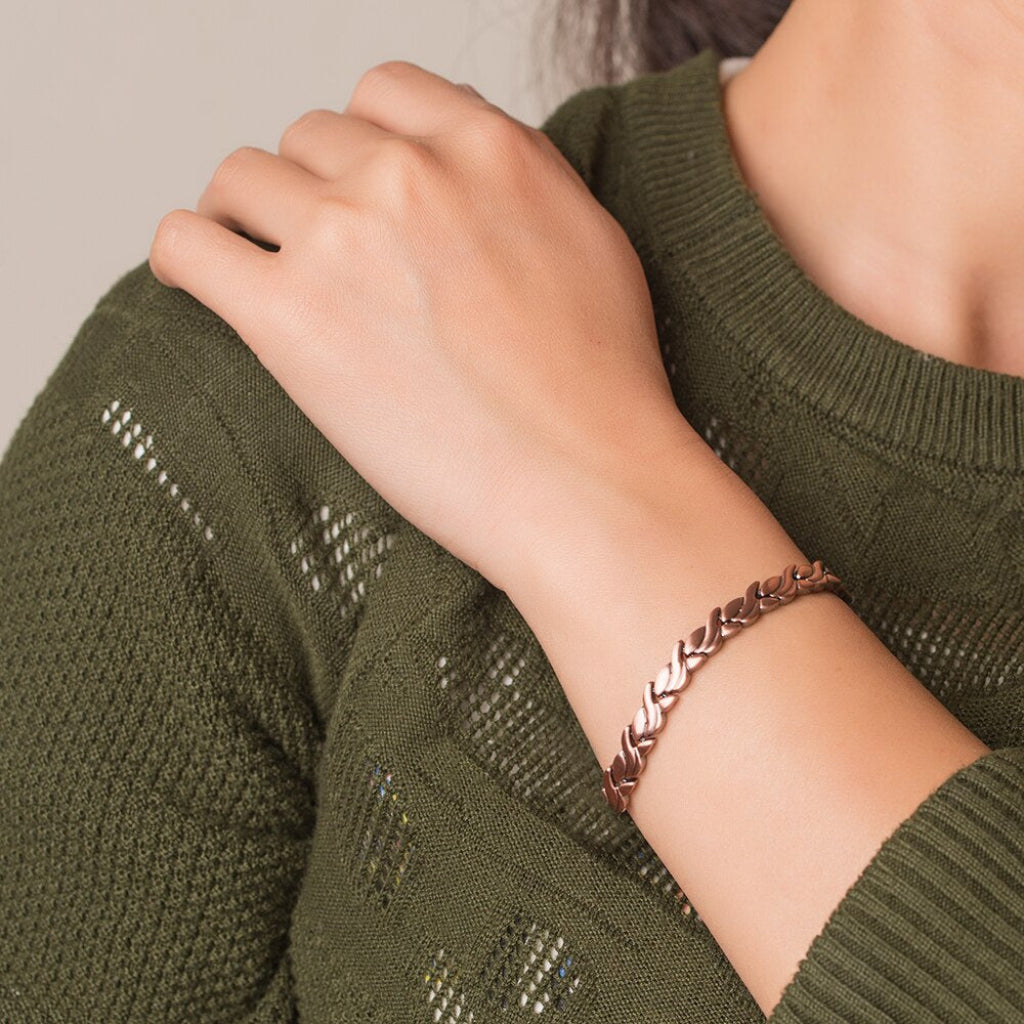 Unisex koperen magneetarmband met gedetailleerd visdesign; een elegant en modern sieraad voor elke pols.