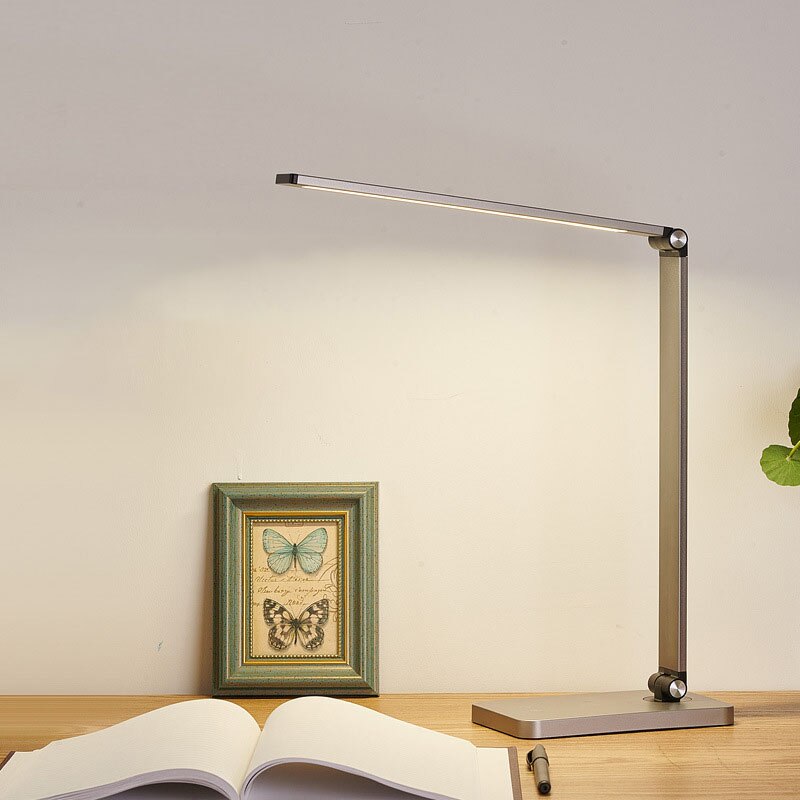 LumiGlow dimbare LED bureaulamp met draadloze telefoonoplader, ideaal voor modern kantoor of slaapkamer.