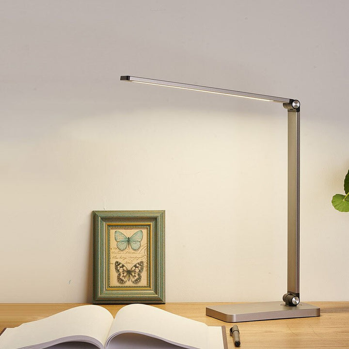 LumiGlow dimbare LED bureaulamp met draadloze telefoonoplader, ideaal voor modern kantoor of slaapkamer.