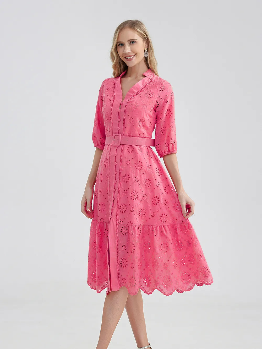 Casual damesjurk: V-hals en ruches voegen een speels element toe aan deze zomerkleding.