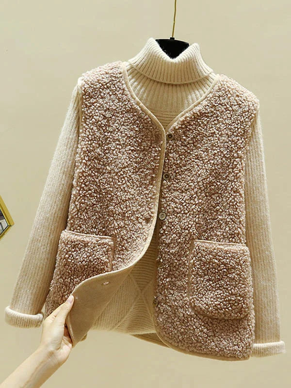 Klassiek mouwloos damesvest van lamswol in wit, combineert elegantie met behaaglijke warmte.