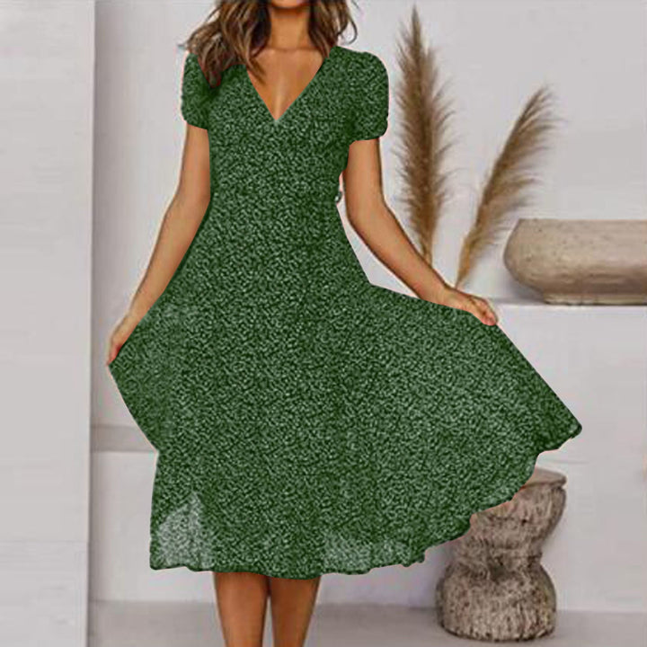 Dames zomerjurk met elegante V-hals en levendige bloemenprint. Comfortabele A-lijn midi jurk voor elke gelegenheid.