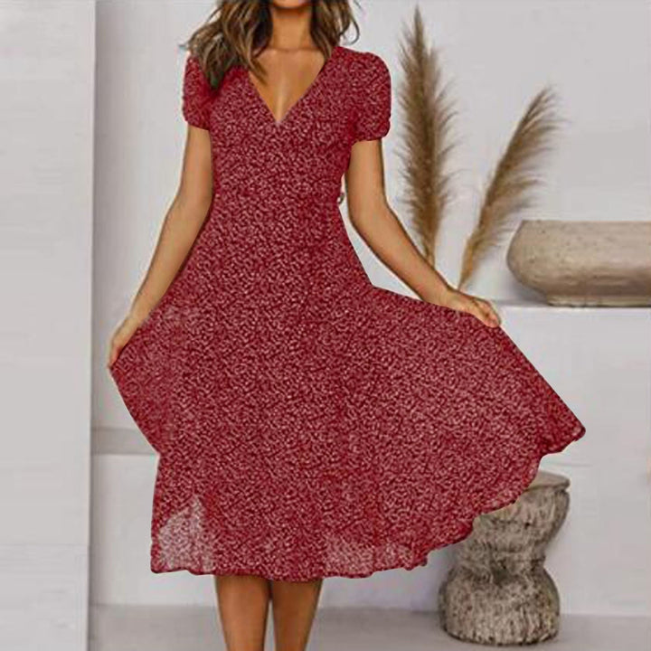 Zwarte elegante V-hals zomerjurk met bloemenprint. Comfortabele A-lijn midi jurk voor diverse gelegenheden.
