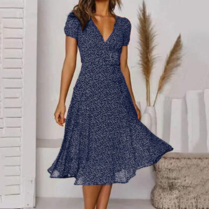 Midi zomerjurk met V-hals en all-over bloemenprint. Comfortabele, ademende stof, ideaal voor warm weer.