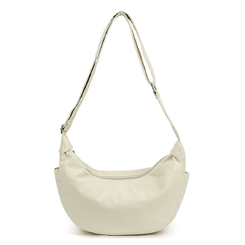 Zwarte halve maan crossbody tas voor dames, met grote inhoud en flexibele, verstelbare riem.