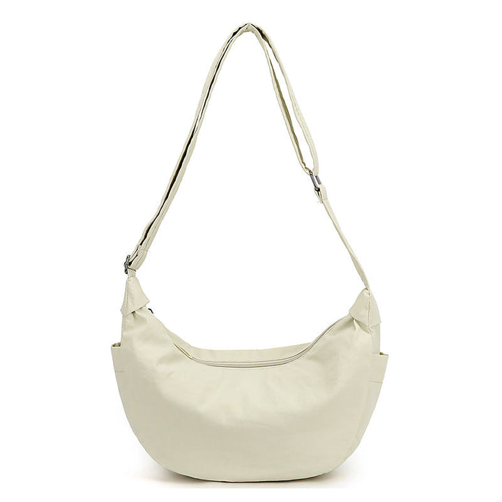 Zwarte halve maan crossbody tas voor dames, met grote inhoud en flexibele, verstelbare riem.