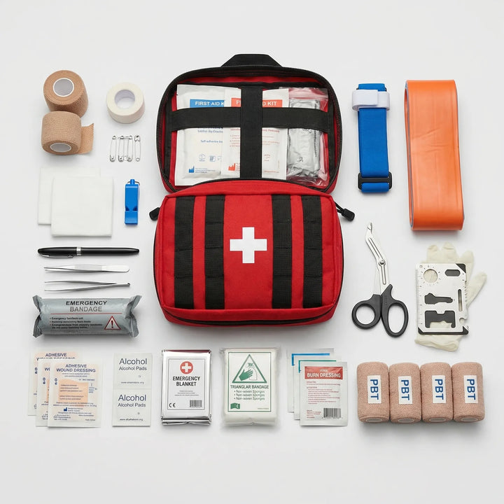 Compacte EHBO-set met verbandmiddelen en noodhulpbenodigdheden, ideaal voor survival en veiligheid.