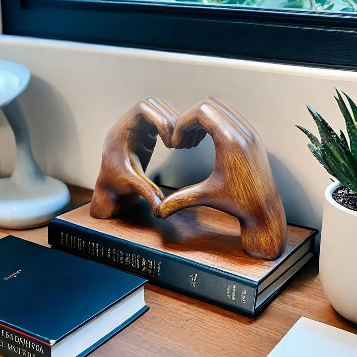 Romantisch hars hartbeeld als liefdesgeschenk voor Valentijn, bruiloft of jubileum. Sfeervolle woondecoratie.