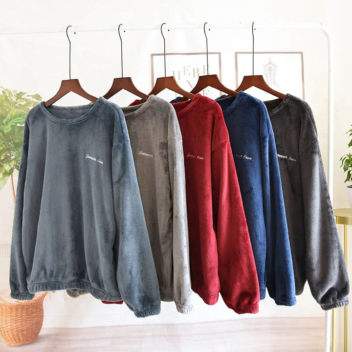 Comfortabele mannen pyjamaset, warme relaxkleding voor de winteravonden.