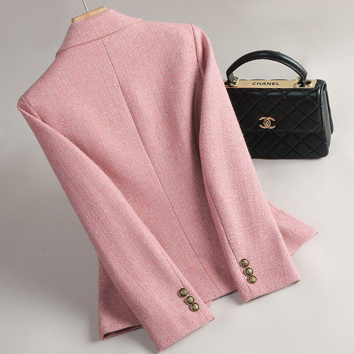 Verfijnde koffiekleurige damesblazer in klassieke stijl, ideaal voor formele gelegenheden of een professionele kantoorlook.