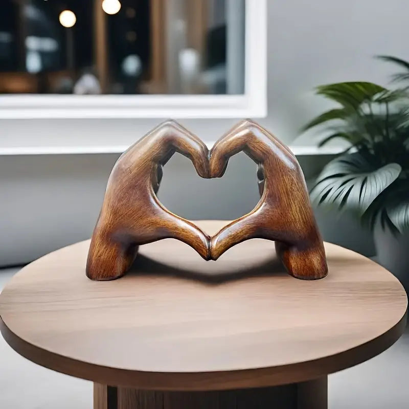 Hars hartbeeld met handen, symbool van liefde en verbinding. Perfecte woondecoratie voor binnenhuis.