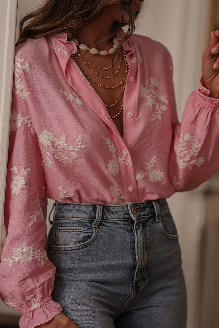 Zomerse top: damesbloes met vrolijke bloemenprint en luchtige wijde mouwen, voor een elegante en relaxte stijl.