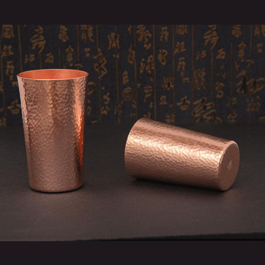 Unieke gehamerde metalen beker in koperen look, handvatloos, perfect als stijlvolle koffiekop.