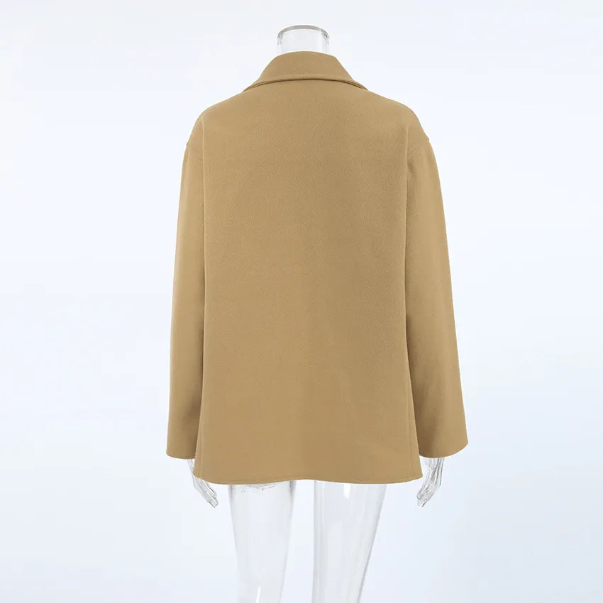 Elegante dames bovenkleding: bruine halflange jas met dubbelrij knopen, comfortabel en modieus.