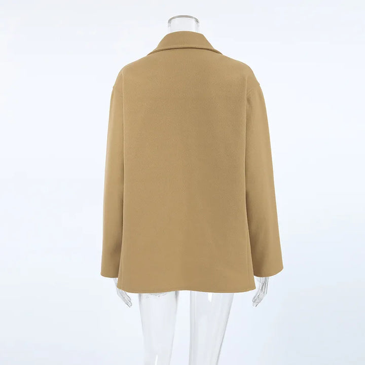 Elegante dames bovenkleding: bruine halflange jas met dubbelrij knopen, comfortabel en modieus.