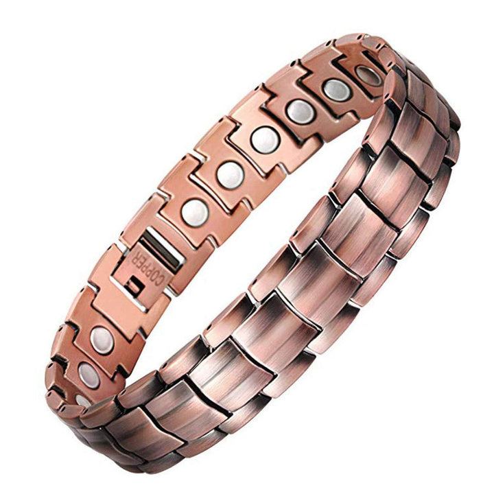 Close-up van een glanzende messing vintage armband. Een tijdloos en elegant dames sieraad met uniek design.