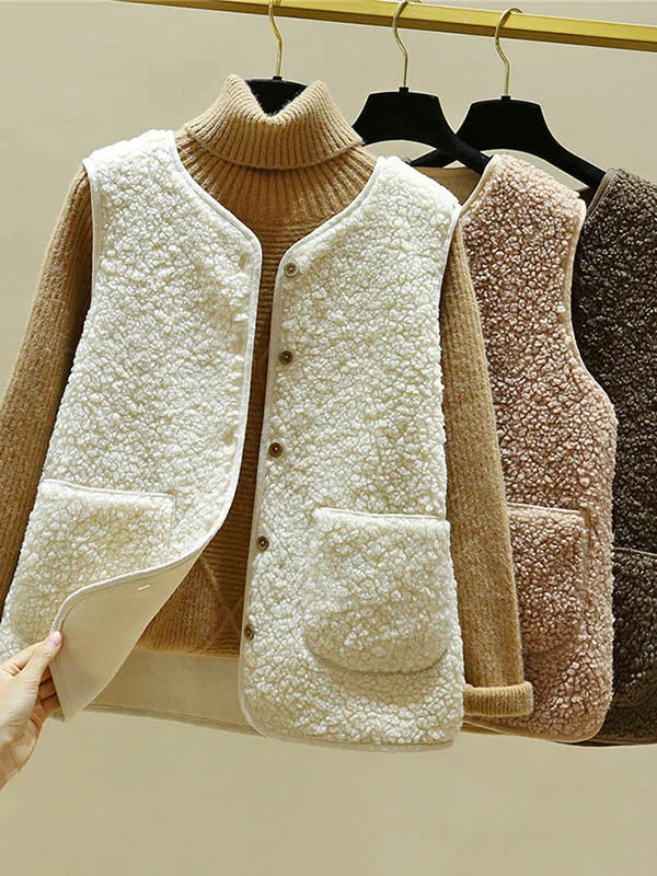 Stijlvol mouwloos lamswollen gilet voor dames in beige, een essentieel warm kledingstuk.