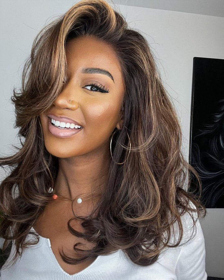 Dames lace front pruik, golvend bruinblond met blonde highlights. Natuurlijke volle haardos.