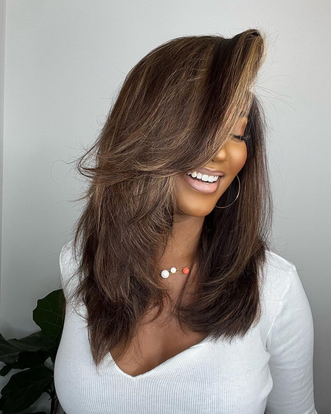 Bruinblonde dames lace front pruik, golvend met heldere highlights. Zacht en verstelbaar.