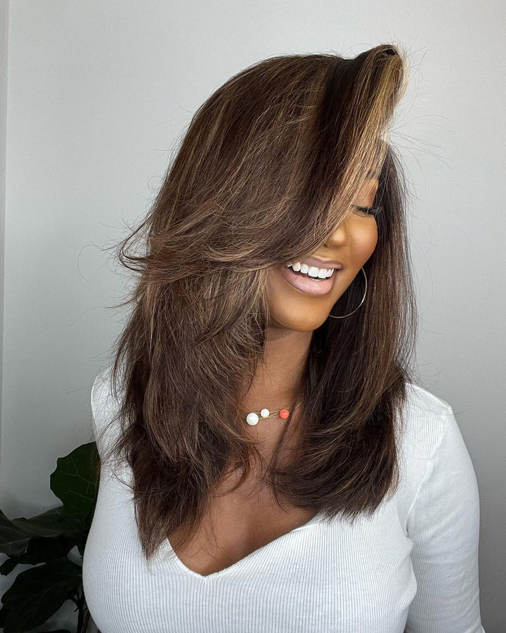 Bruinblonde dames lace front pruik, golvend met heldere highlights. Zacht en verstelbaar.