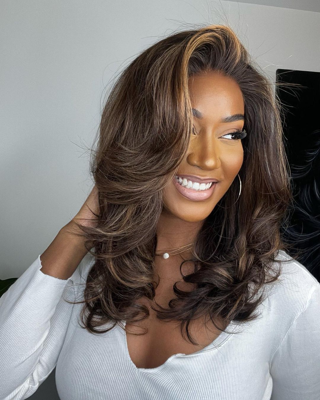 Lace front damespruik Selena, golvend bruinblond haar met natuurlijke blonde highlights. Verstelbaar.