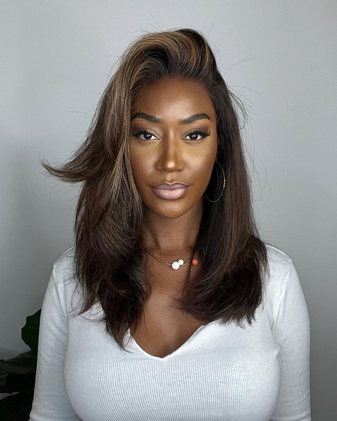 Volle haardos damespruik, golvend bruinblond met highlights. Perfect voor een natuurlijke look.