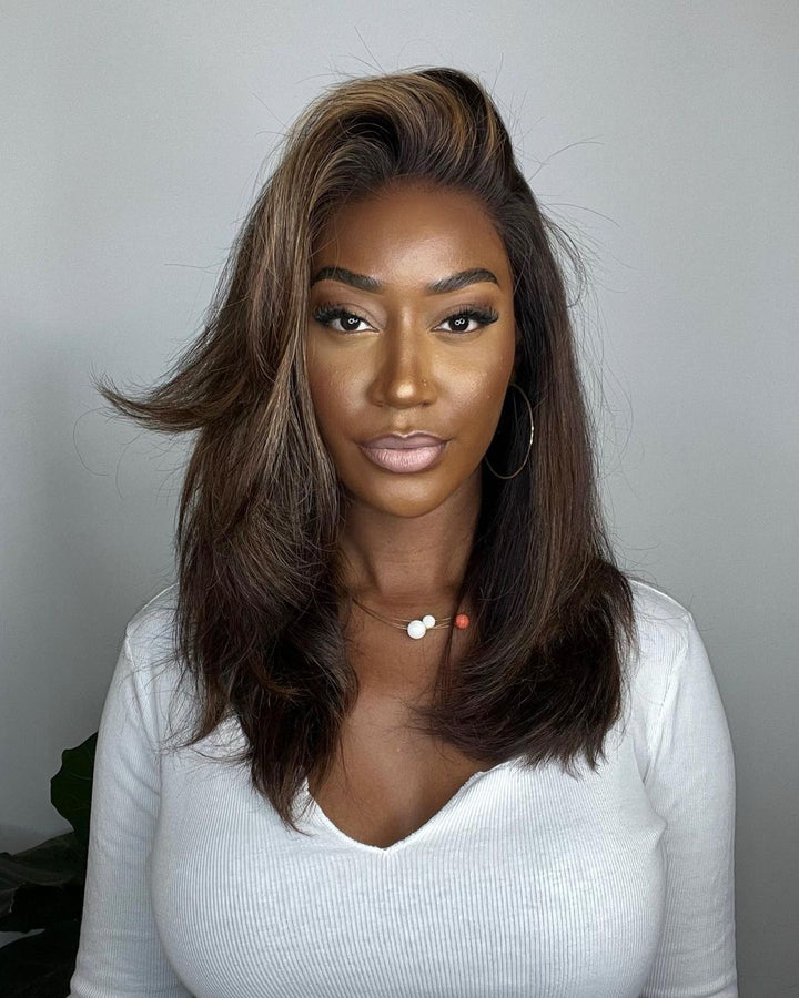 Volle haardos damespruik, golvend bruinblond met highlights. Perfect voor een natuurlijke look.