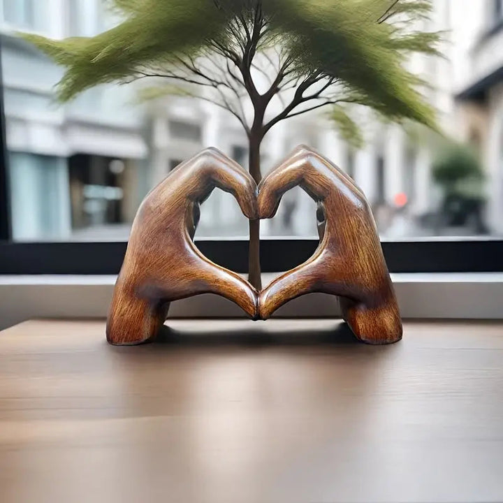 Elegant hars sculptuur: handen vormen een hart. Stijlvolle aurora wonen decoratie, perfect voor binnenhuis.