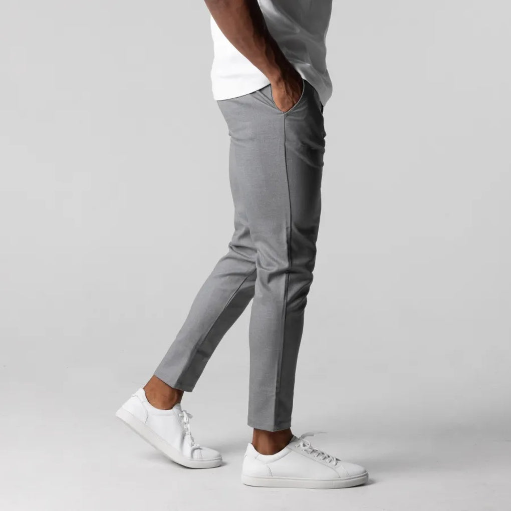 Casual grijze heren chino, makkelijk te combineren voor een relaxte maar stijlvolle uitstraling. Comfortabele pasvorm.