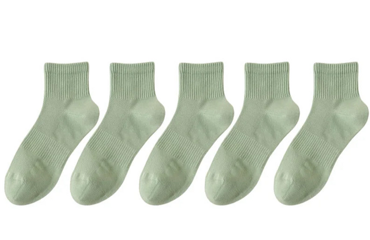 Heren dragen ademende katoenen sokken maat 39-45 met casual schoenen, ideaal voor dagelijks comfort.
