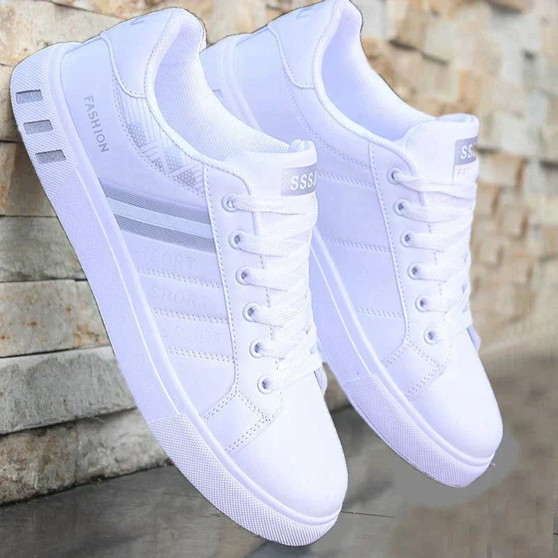 Zwarte herensneakers met verende zool voor optimaal loopcomfort, ideaal voor dagelijks casual gebruik.