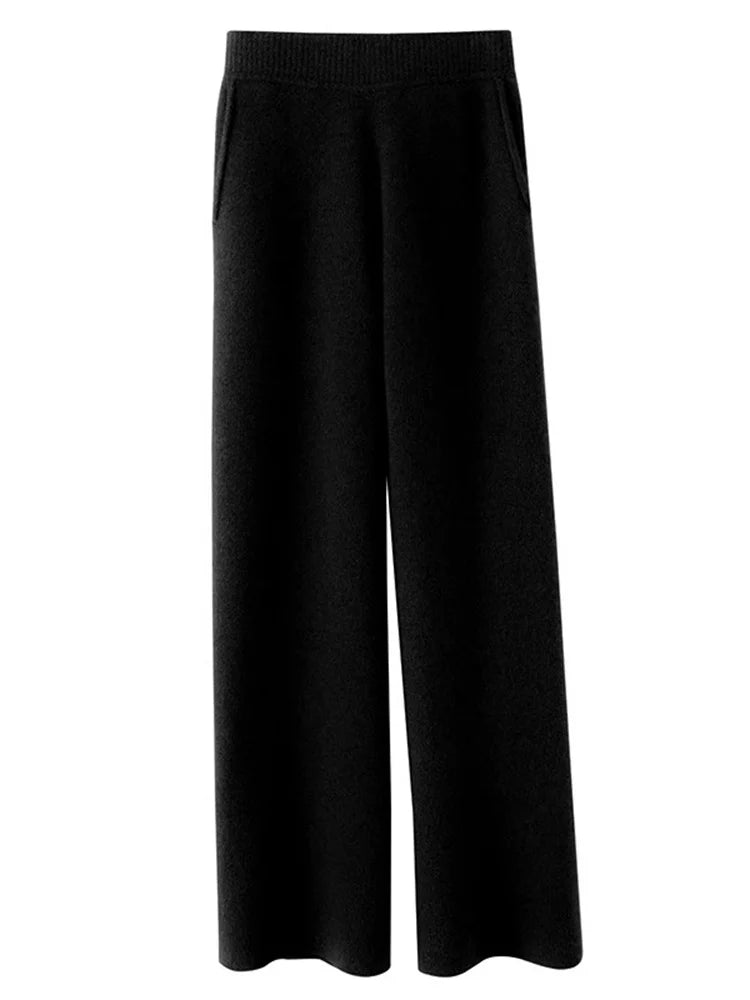 Vrouw ontspannen in comfortabele losvallende dames loungewear broek met elastische tailleband.