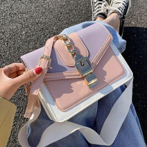 Stijlvolle dame draagt zwarte PU leren sling bag als crossbody tas, ideaal voor dagelijks gebruik.