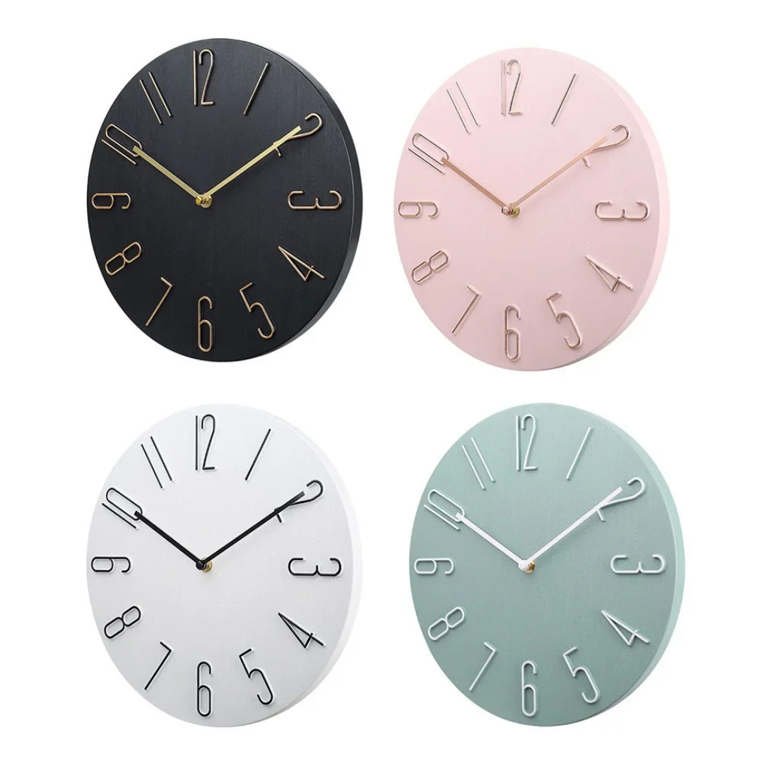 Elegante moderne klok met kleuraccent, ideale decoratie voor thuis of kantoor.