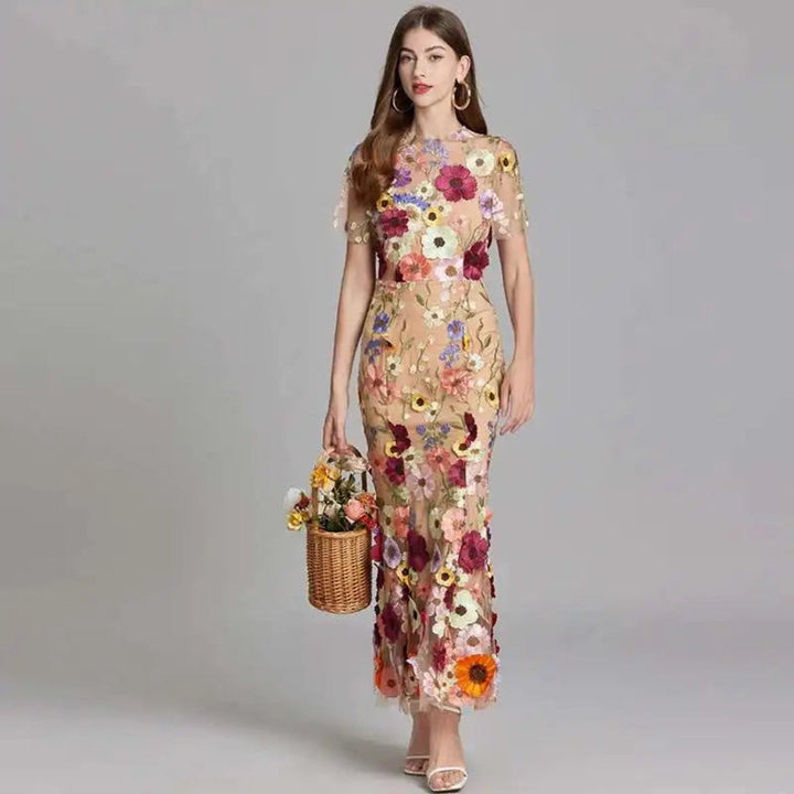 Prachtige feestjurk voor dames van geborduurd kant, in een elegant zeemeerminmodel met subtiele pofmouwen.