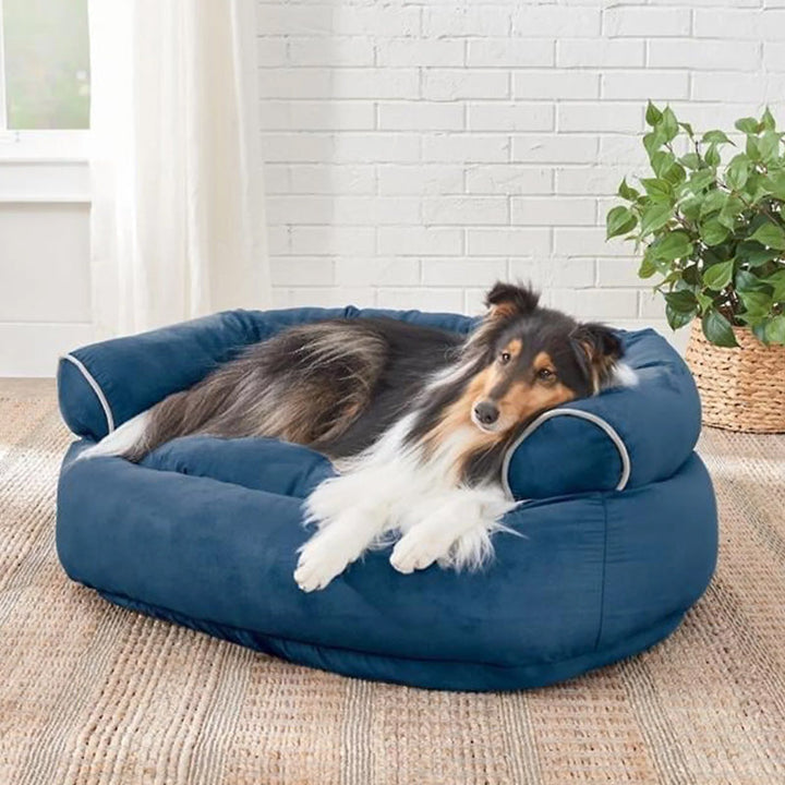 Close-up van de duurzame, krasbestendige stof van de wasbare CalmPaw orthopedische hondenbank voor huisdieren.
