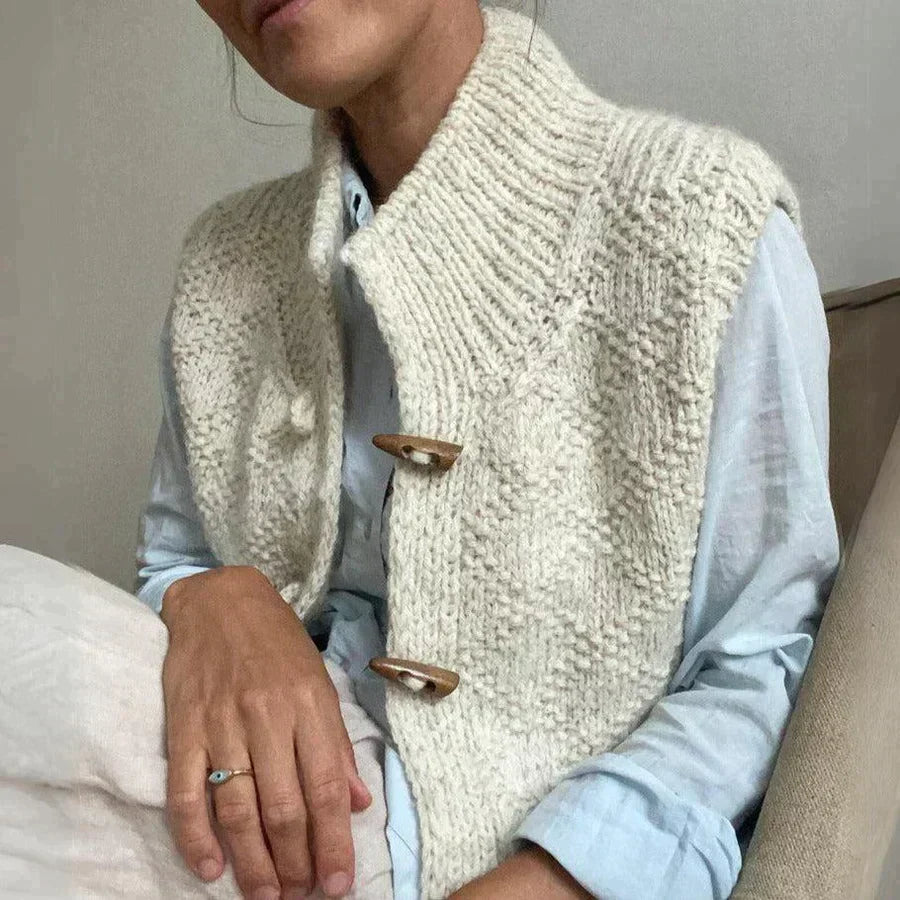 Stijlvol eenvoudig mouwloos damesvest Celeste in beige, voor een verfijnde en modieuze uitstraling.