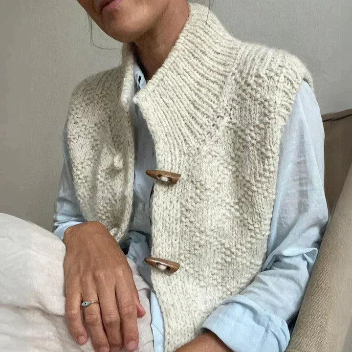 Stijlvol eenvoudig mouwloos damesvest Celeste in beige, voor een verfijnde en modieuze uitstraling.