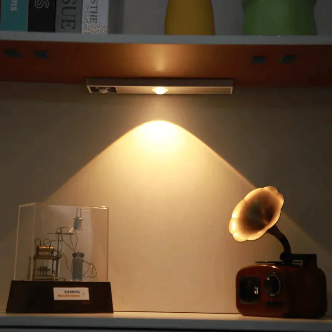 Moderne LED gangverlichting met slimme bewegingssensor voor veilige, automatische verlichting in het donker.
