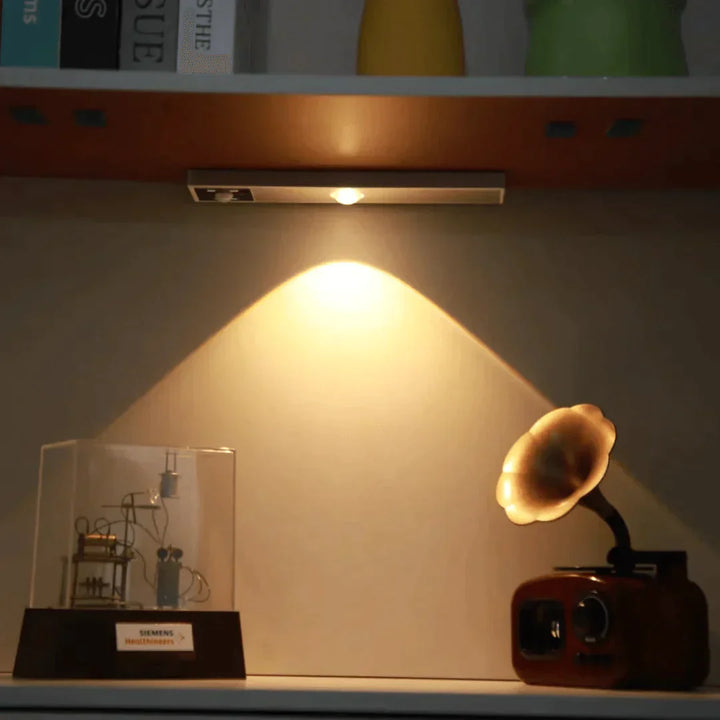 Moderne LED gangverlichting met slimme bewegingssensor voor veilige, automatische verlichting in het donker.