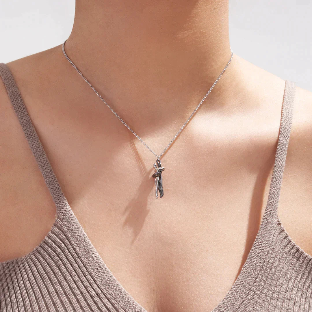 Unieke verzilverde ketting met subtiele hanger, geschikt voor zowel mannen als vrouwen.