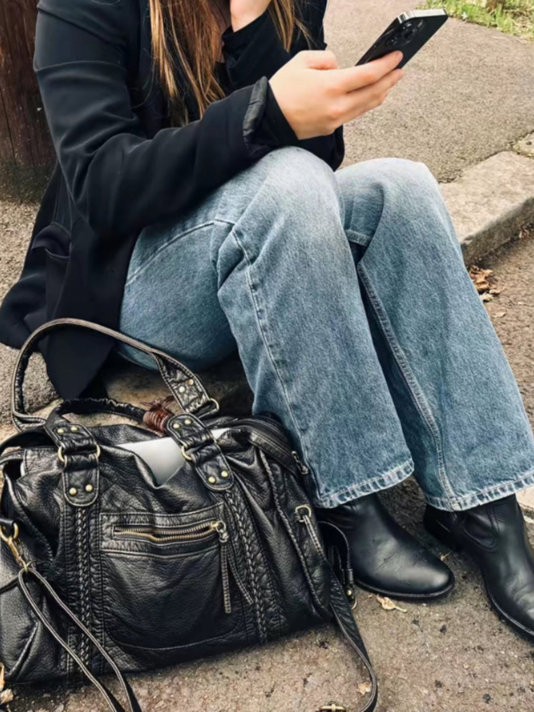 Veelzijdige zwarte dames schoudertas, ook te dragen als crossbody. Een praktisch mode accessoire.