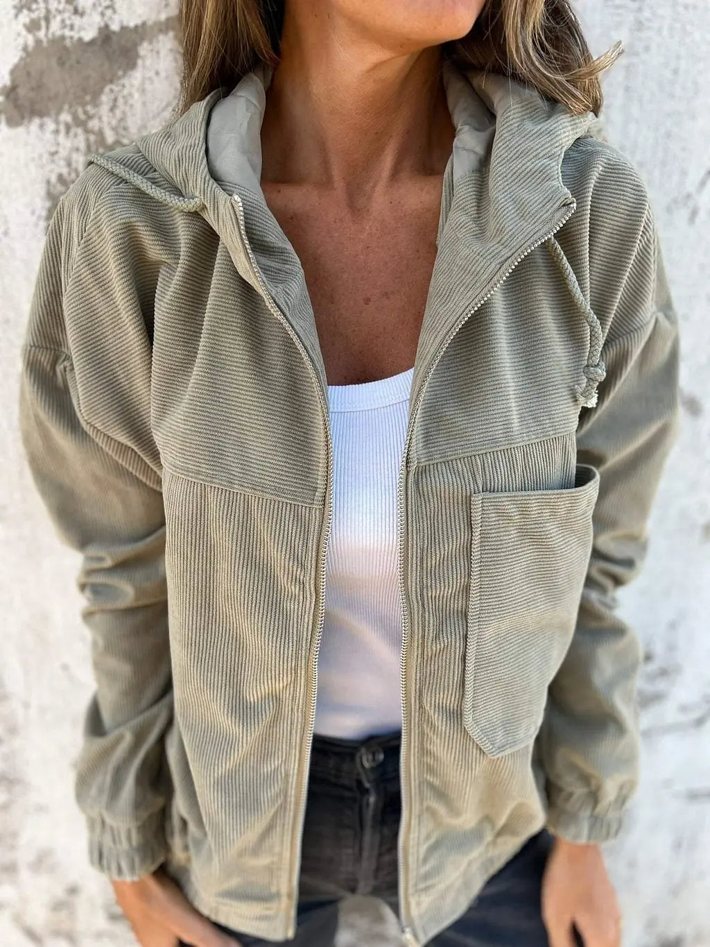 Zachte corduroy damesjas met capuchon, ideaal voor casual looks. Comfortabele modieuze bovenkleding.