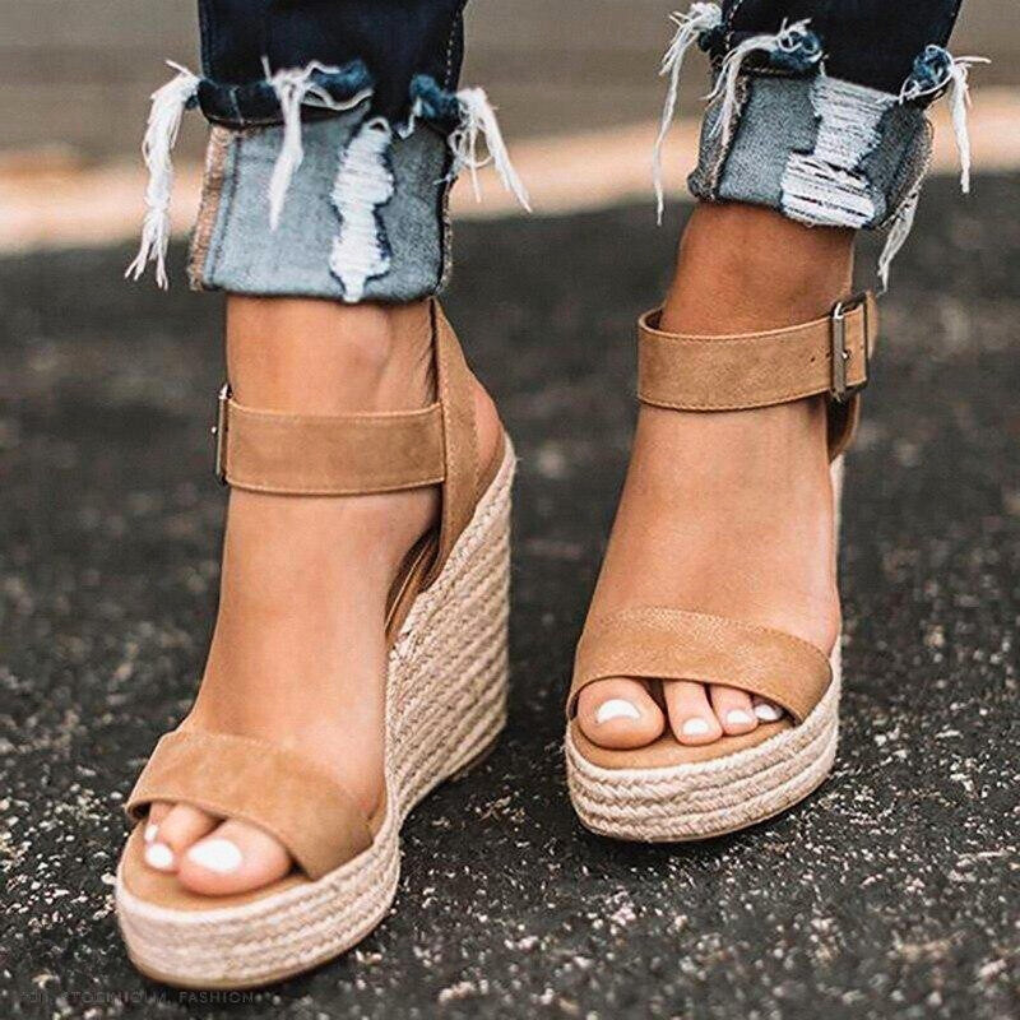 Comfortabele dames sandalen met t-band en hoge sleehak voor een elegante, casual zomerlook.