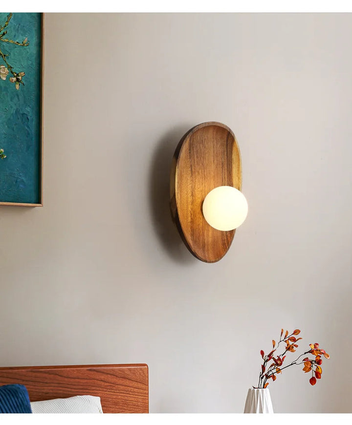 Natuurlijke houten wandlamp met zacht opaalglas voor indirecte verlichting en een stijlvol design.