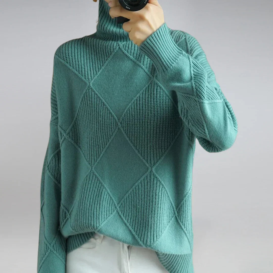 Stijlvolle dames coltrui gedragen door model, een modieuze gebreide trui voor winterse elegantie.