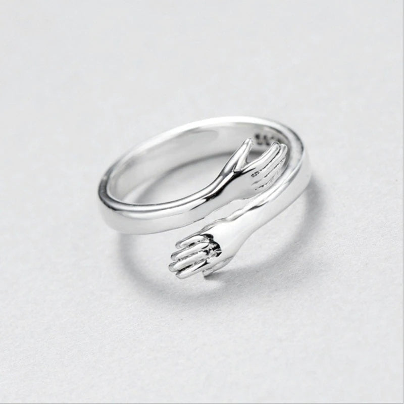 Gedetailleerde dames knuffelring van sterling zilver, verstelbaar en comfortabel voor dagelijks dragen.