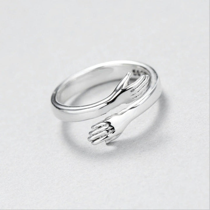 Gedetailleerde dames knuffelring van sterling zilver, verstelbaar en comfortabel voor dagelijks dragen.