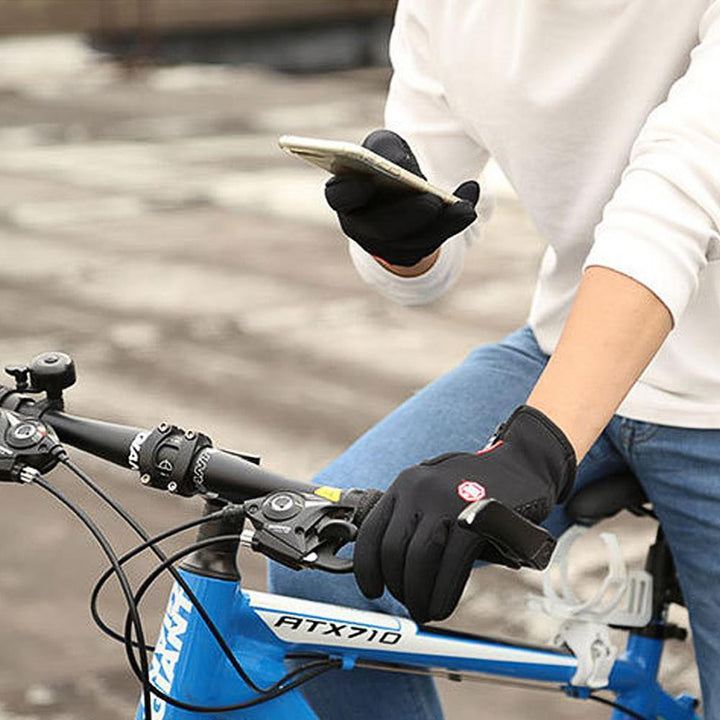 Close-up van de anti-slip palm van heren thermische handschoenen; perfect voor grip bij fietsen & sport.